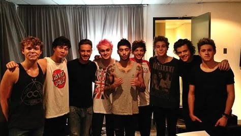 all of them are just great One Direction y 5SOS en el TMHT. One Direction 2014, 5sos And 1d, She Looks So Perfect, One Direction And 5sos, 5sos Imagines, Where We Are Tour, 5sos Luke, 5sos 1d, One Direction 5sos