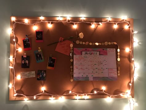 Pin Board With Lights, Photo Bulletin Board Ideas Bedroom, Bulletin Board With Lights, Decorated Desk Ideas, Christmas Cork Board Ideas, Cork Board Painting Ideas, Decorated Cork Board Ideas, Cork Board Ideas Aesthetic, Picture Cork Board Ideas