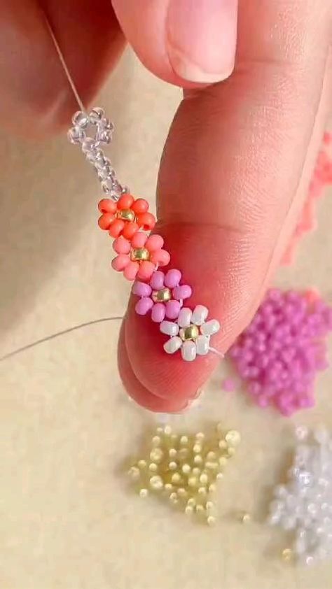 How To Make A Beaded Daisy, Flower Petal Beads, Beading Projects For Beginners, Seed Bead Earring Tutorial For Beginners, Making Bracelets With Beads Tutorials, Seed Bead Creations, Seed Bead Ideas Diy, Diy Seed Bead Jewelry Tutorials, Diy Seed Bead Jewelry Ideas