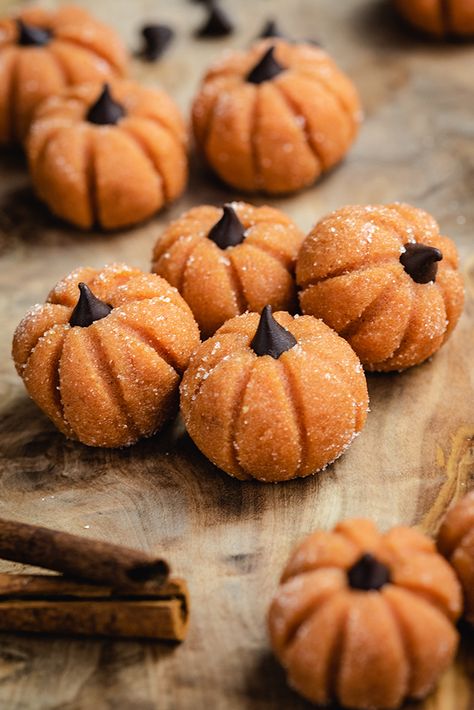 Want to bring your Fall treats to the next level? Don't look any further than these creamy Pumpkin Cheesecake Truffles, featuring all of the tastiest autumn flavors in adorable, bite-sized packages. Pumpkin Cheesecake Truffles, Pumpkin Truffles, Cheesecake Truffles, Fall Baking Recipes, Fall Treats, Fall Baking, Pumpkin Cheesecake, Autumn Flavors, Fall Desserts