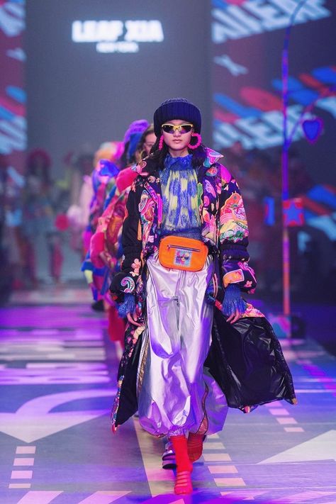 Bright Streetwear, Avant Garde Street Style, Leaf Xia, Japanese Fashion Trends, Shanghai Fashion Week, Japanese Fashion Designers, Shanghai Fashion, Dolly Fashion, Casual Attire For Women