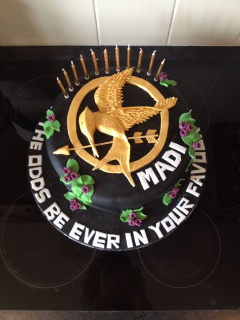 Hunger games cake Hunger Games Party Food, Hunger Games Cupcakes, Hunger Games Themed Birthday Party, Hunger Games Birthday Party Ideas, Hunger Games Cakes Birthdays, Hunger Games Cake, Games Cake, Snake Cakes, Hunger Games Party