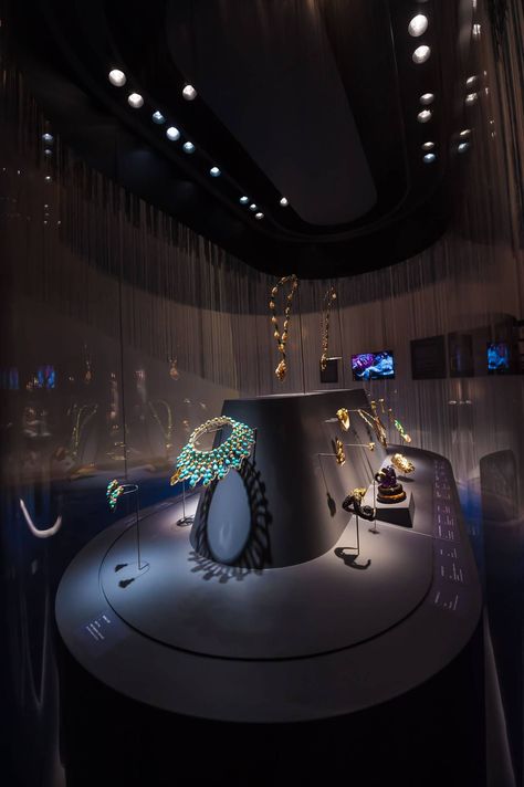 Van Cleef & Arpels Presents The Art and Science of Gems in Singapore | SENATUS Museum Exhibition Design Display, Brand Exhibition, Jewelry Van Cleef, Jewelry Exhibition, National Museum Of Natural History, Jewelry Booth, Vintage Diamond Jewelry, Gold Gallery, Jewelry Store Design