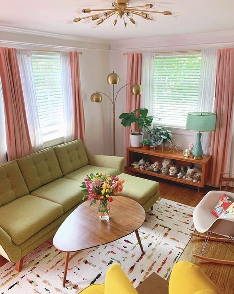 50s Home Decor, 1950s Living Room, 50s Home, Dnevni Boravak, June Cleaver, Vibrant Living Room, Green Couch, Retro Living Rooms, Colourful Living Room