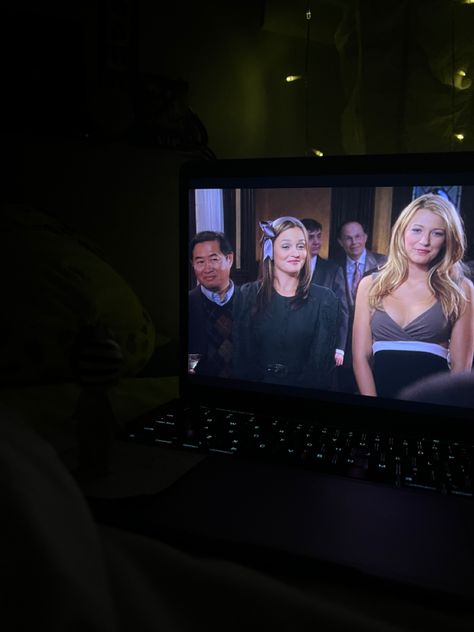 Series Watching Aesthetic, Watching A Show Aesthetic, Watching Gossip Girl Aesthetic, Gossip Girls Aesthetics, Watching Tv Shows Aesthetic, Watching Netflix Aesthetic Tv, Watching Series Aesthetic, Tv Aesthetic Watching, Watching Netflix Aesthetic