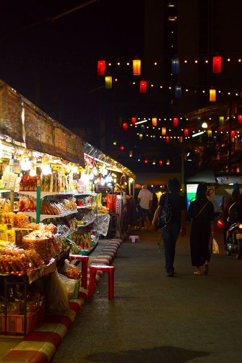 Night Market Chiang Mai Night Market Food, Traveling Thailand, Thailand Nightlife, Traditional Thai Food, Asia Bucket List, Chiang Mai Travel, Tropical Night, Thailand Tourist, Different Salads