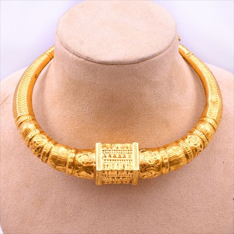 Jewellery is the last thing left of most civilizations.
.
.
Unique Indian Temple Hasli Necklace in 18k yellow gold by @ashok_jewellers
.
.
#necklace #goldnecklace #hasli #yellowgold #templejewellery #jewelry #indianjewelry #jaipur #fashion #traditional #love #unique #ashok_jewellers #theworldofashokjewellers Gold Hasli Designs, Hasli Necklace Gold, Jaipur Fashion, Hasli Necklace, Traditional Bridal Jewelry, Gold Statement Jewelry, Fashion Jewelry Necklaces Gold, Rajputi Jewellery, Gold Pumpkins