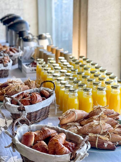 Catering Cart Ideas, Brunch Catering Ideas Food Bars, Breakfast Catering Display, Coffee Catering Set Up, Catering Breakfast Ideas, Office Catering Ideas, Office Food Ideas, Brunch Catering Ideas, Wedding Breakfast Buffet