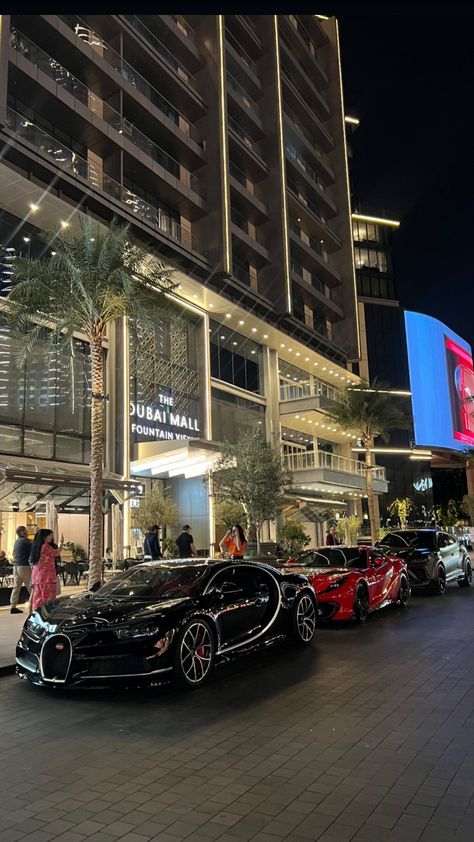 Cars Bugatti, Sprinkle Sprinkle, Dubai Photography, Street Pics, Dubai Cars, Dubai Vacation, Dubai Aesthetic, Dubai Lifestyle, Night Scenery