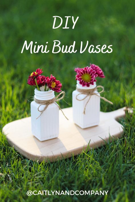 Tiny Vase Ideas, Mini Flower Pot Crafts, Mini Vases With Flowers, Diy Playhouse Makeover, Mini Bud Vases, Spray Paint Crafts, Adult Craft Ideas, Playhouse Makeover, Small Plastic Bottles