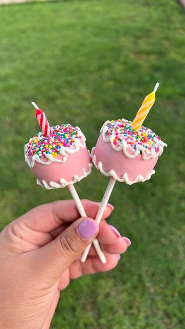 Birthday Cake Cakepops, Cake Pop For Birthday, Diy Cake Pop Decorating, Bday Cake Pops, Cake Pops Cute Ideas, Birthday Cake Pops For Women, Cake Pop Cupcakes, Cool Cake Pops, Cake Pop Birthday Display