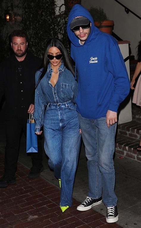 Kardashian Style Casual, Kardashian Casual Outfit, Kim Kardashian And Pete Davidson, Kardashian Style Outfits, Estilo Kim Kardashian, Estilo Kardashian, Lauren Sanchez, Ripped Jeans Style, Kim Kardashian Outfits