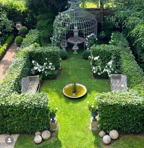 French Parterre Gardens, French Courtyard Garden Ideas, Parterre Garden Design, French Country Garden Landscaping, French Formal Garden, France Normandy, Parterre Garden, French Gardens, Townhouse Garden