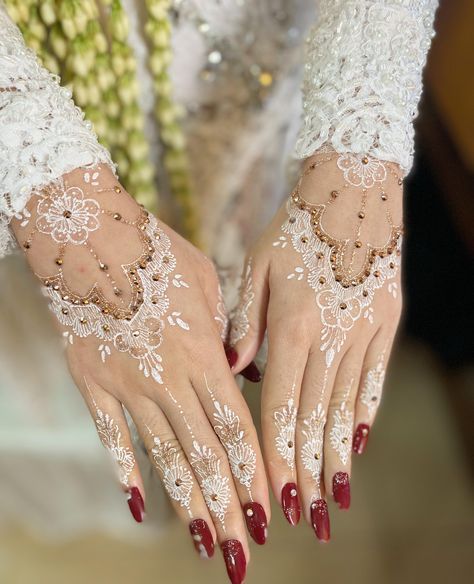 #BEAUTY ,#REALATIONSHIPS #Fashion #Outfits #SUMMER Outfits #Animals Elegant Bridal Henna, Henna White Wedding, Henna Wedding Simple, Inai Nikah, Hena Pengantin, Henna Art Wedding, White Wedding Henna, Henna Nikah, Nikah Henna