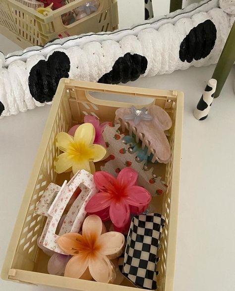 Hair Clips Organization, Claw Clip Storage, Hair Claw Clips, Claw Clips, Room Inspiration Bedroom, Hair Claws & Clips, Claw Clip, House Inspo, Hair Claw