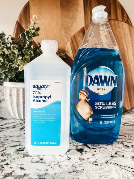 A three-ingredient DIY recipe for making your own Dawn Powerwash Refill. It doesn't get any easier than THIS! How To Make Dawn Powerwash Refill, Natural Shower Cleaner, Diy Dawn Powerwash, Dawn Spray, Dawn Power Wash, Homemade Bathroom Cleaner, Vinegar Cleaning Solution, Dawn Powerwash, Diy Cleaning Spray