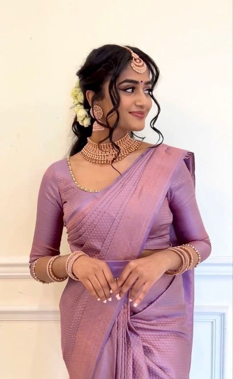 Lavender Silk Saree Wedding, Bridesmaid Saree Look Traditional, South Indian Fashion Saree, Sarees For Wedding Guest, Simple Saree Look For Wedding, Lavender Bridal Saree, Traditional South Indian Saree Look, South Indian Bridesmaids Saree, Saree Styles Traditional