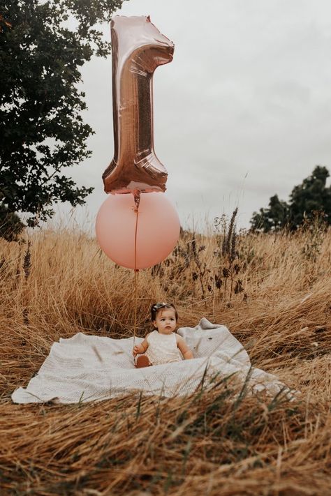 Cute First Birthday Photo Ideas, Family Photoshoot For First Birthday, Field First Birthday Pictures, Outside 1st Birthday Photoshoot, Little Birthday Girl Photoshooting Outside, First Birthday Cake Smash Outdoor, Fall First Birthday Photoshoot Outdoor, First Birthday Shoot Outdoor, Diy 1st Birthday Photo Shoot Outdoors