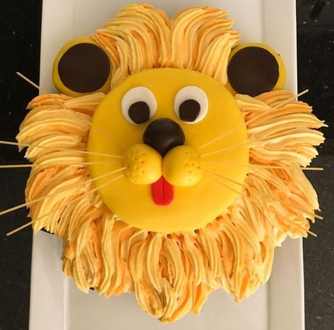 CUTE Lion Cupcake Cake Tutorial by Mish Mash of Loves as featured on MyCakeSchool.com! Lion Birthday Cake, Lion Cupcakes, Animal Birthday Cake, Lion Cake, Lion Party, Cake Designs For Kids, Pull Apart Cupcake Cake, Animal Birthday Cakes, Lion Birthday