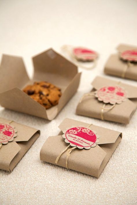 30 Fantastic Examples of Cookie Packaging Design | Inspirationfeed Christmas Cookies Packaging, Kue Macaroon, Single Cookie, Biscuit Packaging, Biscuits Packaging, Soya Mumu, Baking Packaging, Dessert Packaging, Packaging Diy