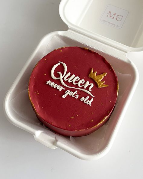 Queens never get old Celebration Cake Design, Cute Buttercream Cakes, Birthday Cake Queen, It's My Birthday Aesthetic, Happy Birthday To Me Cake, Queen Cake Ideas, Korean Cake Birthday, Birthday Cakes For Mom, Bento Cake Design Birthday