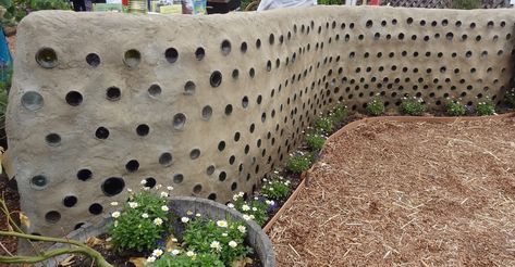 Cob Fence, Wine Bottle Fence, Bottle Fence, Cob Wall, Glass Bottle Ideas, Sand Clay, Courtyard Home, Straw Bale House, Temple Gardens