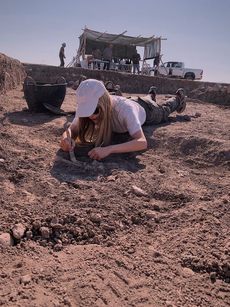 Archeology Outfit Women, Archaeologists Aesthetic, Archeological Aesthetic, Archeology Student Aesthetic, Archeology Aesthetic Room, Cultural Anthropology Aesthetic, Archaeologist Outfit, Geologist Aesthetic, Archeology Student