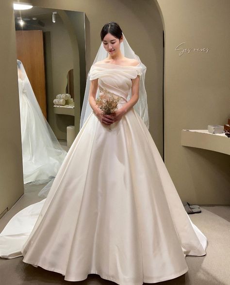 Korean Hanbok Wedding Dress, Korean Style Wedding Dress, Wedding Dresses Korean Style, Korean Bridal Dress, Ulzzang Wedding Dress, Korean Wedding Dress Elegant, Classy Simple Wedding Dress, Korean Bride Dress, Wedding Korea Style