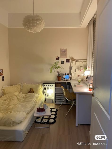 Studio Apartment Ideas With Desk, Small Room Minimalist Design, Extremely Small Room Ideas, Small Bedroom With Big Windows, Small Bedroom Inspo Aesthetic, Small Room Inspo Minimalist, Minimalist Bedroom Ideas For Small Rooms, Minimal Small Bedroom, Mini Room Ideas