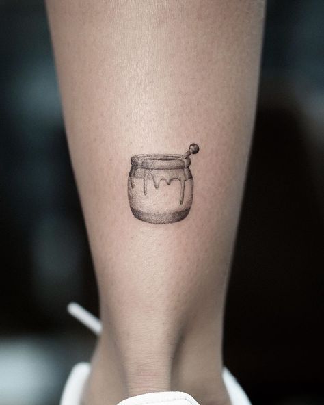 Tivas on Instagram: “hunny pot 🐻🍯 done at @yantstudio - info@yantstudio.com ———————— . . . . . . . . . . #yantstudio #newyorktattoo #nyctattoo #queenstattoo…” Small Honey Jar Tattoo, Honey Tattoo Ideas, Honey Pot Tattoo, Pot Tattoo, Honey Tattoo, Honey Bee Tattoo, Hunny Pot, Tattoos Inspo, Tasteful Tattoos