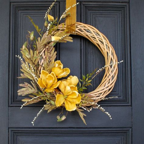 Front Door Diy, Easter Mesh Wreaths, Silk Wreaths, Floral Door Wreaths, Willow Wreath, Yellow Wreath, Flower Displays, Homemade Wreaths, Easter Wreath Diy