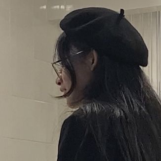 Beret Hat Outfit Aesthetic, Black Barret Hat, Beret Aesthetic Vintage, Beret Korean Outfit, Berrets Outfits Korean, Berets Aesthetic, How To Style A Beret Outfit, Berrets Outfits Aesthetic, French Barrette Hat Outfit