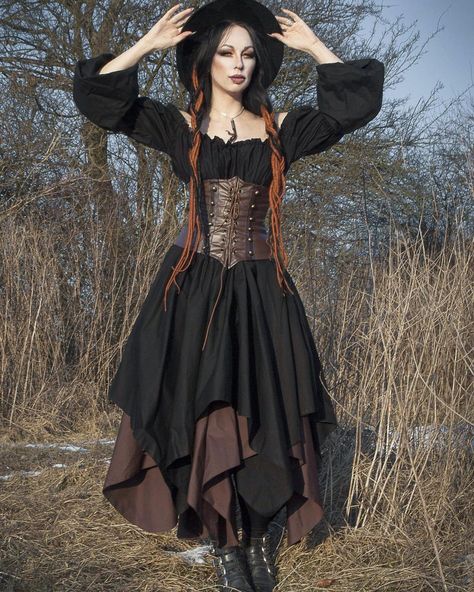 Happy Spring Equinox and Ostara! 🌿☀️May spring spirit bring joy into your life! ♥️ . Dress Rainbow Witch, Medieval Witch, Ren Faire Outfits, Ren Faire Costume, Fair Outfits, Fest Outfits, Witch Dress, Festival Costumes, Witch Outfit