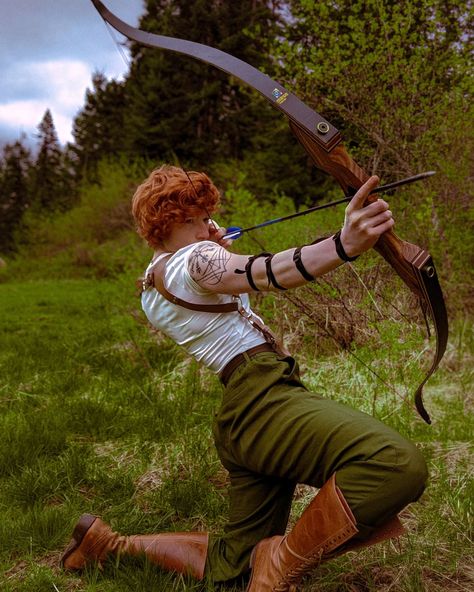 𝐓𝐡𝐞 𝐀𝐝𝐯𝐞𝐧𝐭𝐮𝐫𝐞𝐫 🏹 *FAKE BOW FAKE ARROWS ALL FOR COSPLAY* Ah yes, a clever explorer bow hunting mummies while using an "ancient" Irish seeing-stone to read their Hocus Pocus journal 🤌 • • • #cosplay #cosplayphotography #artreference #dtiys #darkacademia #cottagecore #cottagecorecommunity #themummy #fantasyphotography #musclemommy #fitnessmotivation #lgbtq🌈 #androgynous #laracroft #vintage #vintagefashion #brendanfraser Full Body Pose Photography, Character Protecting Another Pose, Fun Art References, Adventurer Pose Reference Drawing, Group Action Poses Reference, Poses Art Reference Photo, Reference Poses Casual, Explorer Pose Reference, Dynamic Poses Photo