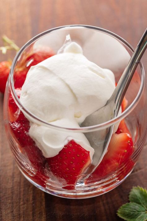 Le Madeline Strawberry Romanoff, La Madeline Strawberry Romanoff, Strawberries Romanoff Recipes, Strawberry Romanoff, Strawberries Romanoff, Dessert Strawberries, Food Workout, Fresh Strawberry Recipes, Bake Easy