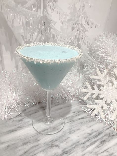 Jack Frost Martini Jack Frost Martini, Jack Frost Mimosas, Frostbite Martini, Blue Mojito Recipe, Jack Frost Cocktail, Peppermint Cocktail, Slushy Drinks, Christmas Party Drinks, Rum Punch Recipes