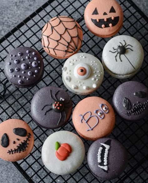 Halloween Macaroons, Halloween Fanart, Halloween Sugar Cookies Decorated, Donut Decorating Ideas, Halloween Deserts, Dessert Halloween, Halloween Buffet, Christmas Hand Painted, Macaron Flavors