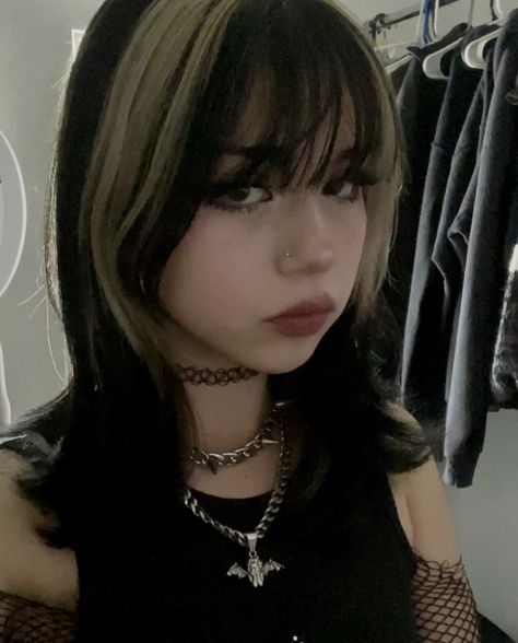 Hairstyles Bangs Medium, Y2k Hairstyles Bangs, Hairstyles Bangs, Skunk Hair, Women Skeleton, Y2k Hairstyles, Hair Streaks, Dyed Hair Inspiration, Hair Inspiration Short