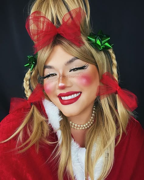 Grinch Inspired Photoshoot, Cindy Lou Costume Diy, Who Ville Makeup, Cindy Lou Who Make Up, Cindy Lou Who Makeup Kids, Cindy Lou Makeup, Cindy Lou Who Quotes, Whoville Photoshoot, Whoville Costumes Diy Women