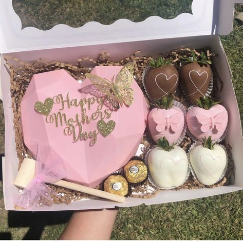 Mothers Day Treats, Chocolate Strawberries Bouquet, Strawberry Boxes, Bouquet Mothers Day, Chocolate Heart Cakes, Strawberries Ideas, Breakable Hearts, Bouquet Chocolate, Covered Strawberries Bouquet