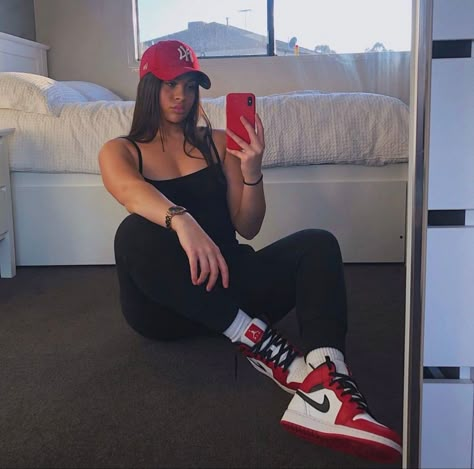 Red Jordans Outfit For Women, Dunks Outfit, Jordan Outfit, Tomboy Style Outfits, Looks Black, Causual Outfits, Teenage Fashion Outfits, Swag Outfits, Mode Inspiration