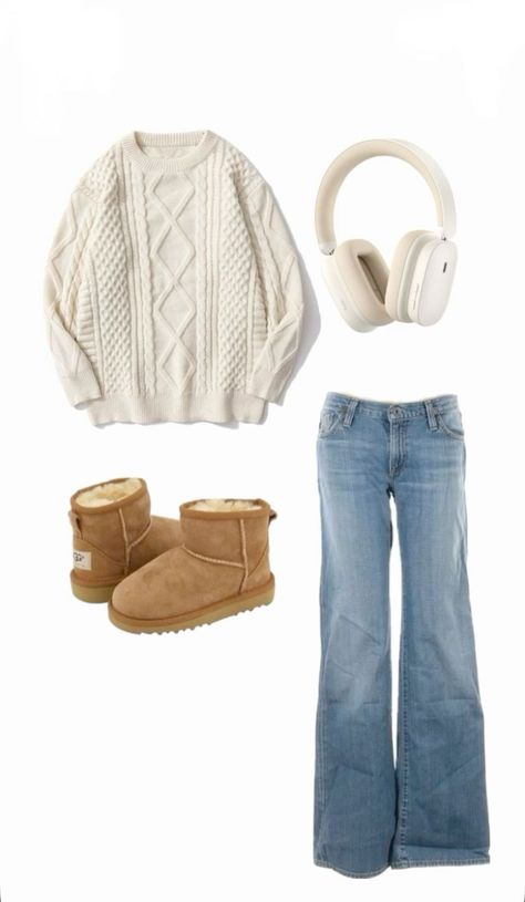 Cozy Fall Sweater Outfit Ideas, How To Style Uggs Boots, Autumn Ugg Outfit, Fall Outfits Low Rise Jeans, Outfit Ideas For Winter School, Winter Outfit Uggs, Outfits Ideas With Uggs, Cute Early Fall Outfits, What To Wear With Low Rise Jeans