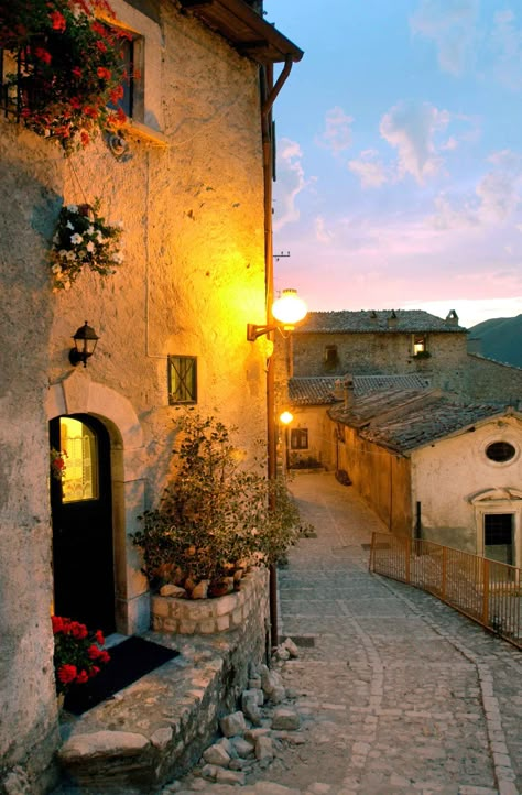 Abruzzo Italy, Beaux Villages, Beautiful Places To Visit, Dream Destinations, Italy Travel, Dream Vacations, Beautiful World, Old Town, Tuscany