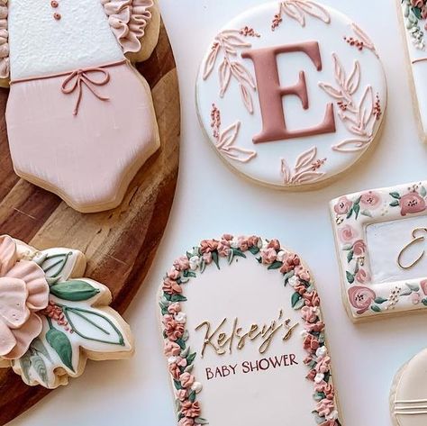 Bess Boname on Instagram: "Floral cookies for baby girl Emilia!🌸 Congrats Kelsey & Spencer on Baby O’Brien #2!! 💕 Love you guys! Designs inspired by the ever talented @hartworkcookieco & @theflourshoppecookieco ���🤩✨ #babyshowercookies #babygirl #floralbabyshower #floralbabyshowercookies #floralcookies #cookieart #cookiedecorating #cookiesofinstagram" Baby Girl Cookies For Showers, Baby In Bloom Cookies Girl, Baby Girl Cookies Decorated, Baby In Bloom Sugar Cookies, Baby Shower Girl Cookies, Baby Girl Sugar Cookies, Floral Baby Shower Cookies, Cookie Lettering, Baby Shower Cookies For Girl