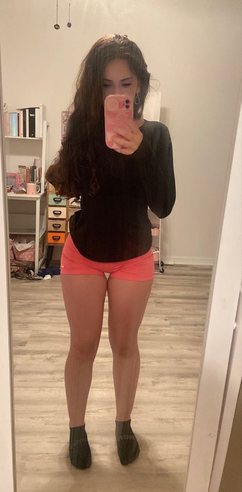 #fashion #gym #aesthetic #pretty #cute #fit Nike Pros Mirror Pic, Comfy Outfits Shorts, Athlete Body Goals, Strong Legs Women, Spandex Shorts Outfit, Revealing Outfit Casual, Mini Shorts Outfit, Gym Outfit Inspo, Gym Shorts Outfit