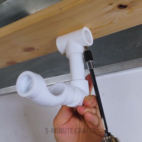 5-Minute Crafts Men - Make useful stuff for your home with PVC pipes Pvc Pipe Ideas, Diy Crafts Easy At Home, Diy Household Tips, Pvc Pipe Crafts, Organizing Solutions, Pvc Pipe Projects, Handyman Projects, Pvc Projects, Pvc Pipes