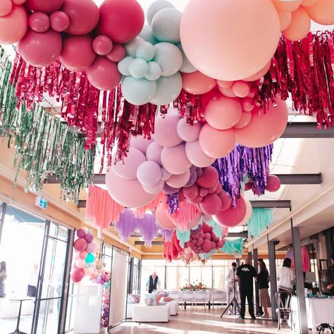 Ways To Use Balloons In Your Wedding Decor - ShaadiWish Balloon Ceiling Decorations, Streamer Decor, Ceiling Decoration Ideas, Hanging Balloons, Balloon Ceiling, Pretty Balloons, Wedding Balloon Decorations, Girl Time, Balloon Installation