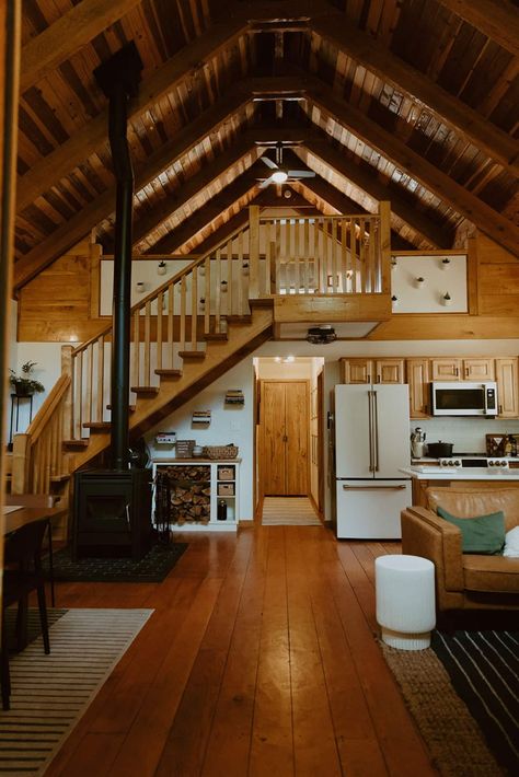 Charming, dog-friendly cabin with cedar hot tub - Cabins for Rent in Packwood, Washington, United States - Airbnb Cabin Interior Design Ideas, Rustic Cabin Interior, Modern Cabin Interior, Small Barn House, Farm Style House, Cabin Loft, Cabin Interior Design, Log Cabin Interior, Log Cabin Designs