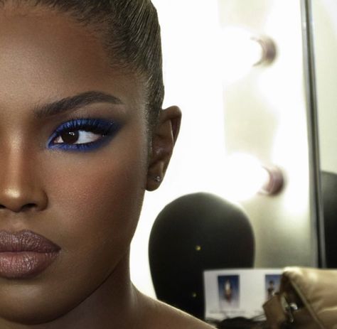 Blue Eyeshadow Black Women, Ryan Destiny Makeup, Makeup Looks Blue Eyeshadow, Eyeshadow Black Women, Blue Eyeliner Brown Eyes, Makeup Looks Blue, Glam Editorial, Eyeliner Brown Eyes, Blue Eyeliner Looks