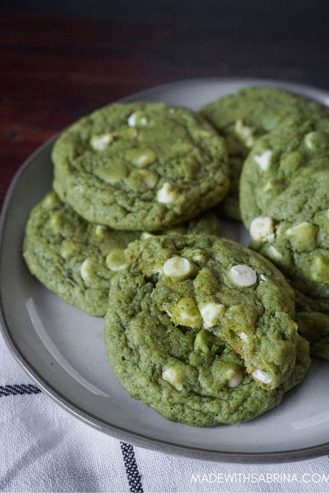 Perfectly chewy cookies with aromatic matcha powder and indulgent white chocolate. Matcha Powder Recipes, Matcha Cookies Recipe, White Chocolate Matcha, Matcha Dessert Recipes, Green Tea Dessert, Green Tea Cookies, Matcha Desserts, Drinking Green Tea, Matcha White Chocolate